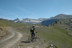 Etape 5 : Piste qui longe le canyon d'Ordesa, c'est magnifique... on voit la Brèche de Roland au fond à gauche