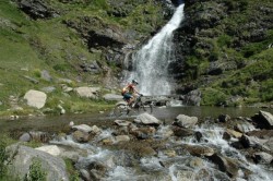 Etape 6 : passage a gué devant une magnifique cascade (dont il est impossible de trouver le nom!)