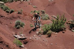Etape 9 : Sam qui descend sur des marnes rouges : sensations garanties!