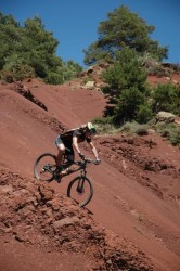 Etape 9 : Pascal qui descend sur une autre voie parmis ces marnes rouges