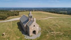 La chapelle Saint-Hervé, au sommet du Menez Bré
