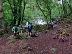VTTistes à la cascade de la Pisserote