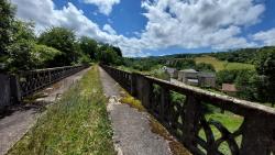Hameau Le Moulin Neuf, on passe sur le pont de l'ancienne ligne du  Tacot