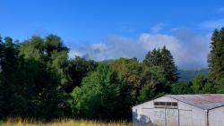 Au départ, du camp, vue sur le Puy de Dôme dans les nuages