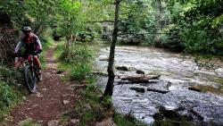 Montfermy, joli sentier qui longe la Sioule