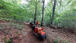 Rencontre d'une famille de 4 avec VTT et remorques