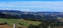 Paysage, au loin Saint Polgues