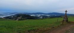 Sur le GR 7, vue sur Tarare et les Monts du  Beaujolais