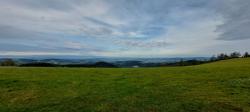 Vue vers la plaine de la Loire, les Monts de la Madeleine et du Forez