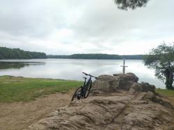 Le Lac de Trémelin et Excalibur.