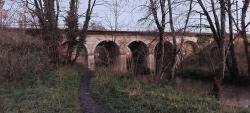 Le long du Beuvron, passage sous la voie ferrée