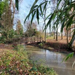 Passerelle vers la D 2020 et le canal