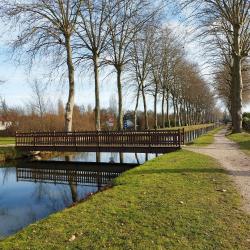 Passerelle entre le bassin et le canal, on passe dessus