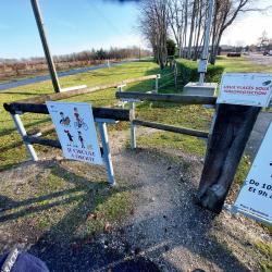 Entrée dans le parc, chicane pour piétons et vélos