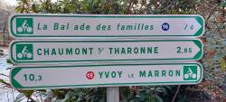 Sortie de Center Parc, virer à droite, panneau des circuits