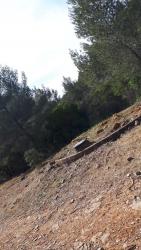 derriere se trouve le départ de la descente du pelengari