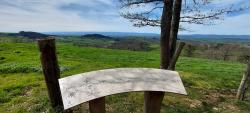 Sentier de Crêts, table d'orientation avec vue sur les Monts du Forez