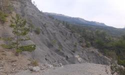 Panorama sur les robines le sentier passe sur la crête en face