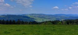 Vue sur les éoliennes du Beaujolais Vert sur le GR 7