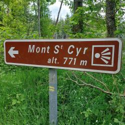 Direction du Mont Saint Cyr par la petite route