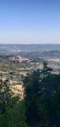 Dans la descente de Bonnieux, Le village de Lacoste