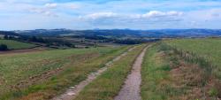 Charroux, vue sur les Puys d'Auvergne