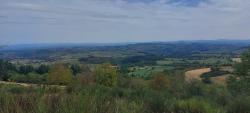 La Mure, vue sur la plaine de la Loire et les Monts du Beaujolais à l'horizon