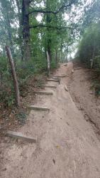 Sortie des Gorges du Lourdon, montée raide, ravinée avec marches (poussage)