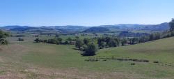 Vue sur le Beaujolais et les éoliennes de Valsonne