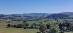 Vue sur le Beaujolais et les éoliennes de Valsonne