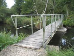 193.Moléans.(28).Valainville.La passerelle de Montanson sur la Conie.