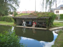 305.Moussonvilliers.(61).Ancien lavoir et mannequins.Ruisseau de Grenouille.