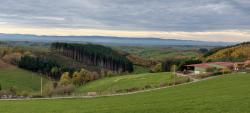 Vue vers les Monts de la Madeleine et du Forez