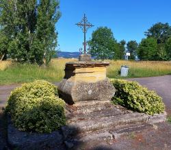 Saint Martin de Boisy, croix au milieu du carrefour
