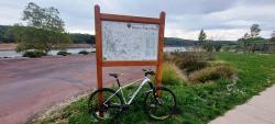 Villerest Plage, panneau des circuits VTT FFC, départ un peu plus bas au bord du lac