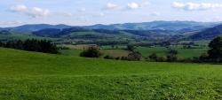 Vue sur le Beaujolais et les éoliennes de Valsonne