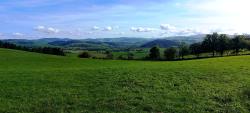 Vue sur le Beaujolais et les éoliennes de Valsonne