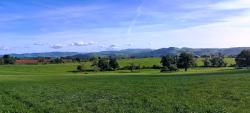 Vue sur le Beaujolais et les éoliennes de Valsonne