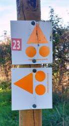 Essertine, N° 21 va à gauche, N° 22 et 23 vont tout droit