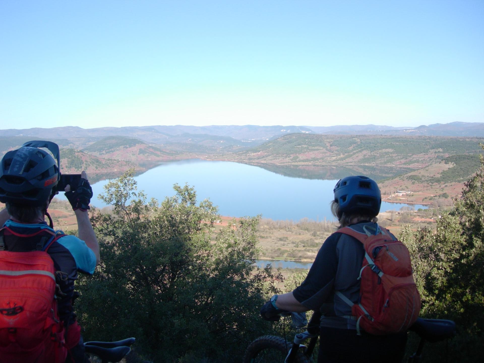 Les grès rouges du lac du Salagou