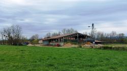 Ferme avec une éolienne