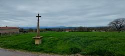 Croix et aperçu des Monts de la Madeleine à l'horizon
