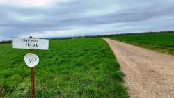 Les Chambons, chemin privé vers la ferme avec une éolienne