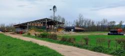 Les Chambons, la ferme avec une éolienne
