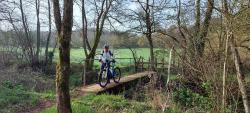 Petit pont sur le Jarnossin, puis la seule montée technique