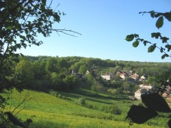 Le hameau de Russilly vu du chemin en balcon décrit dans la balade VTT