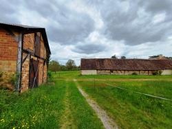 Chemin forestier et ferme en Sologne, on tourne à droite