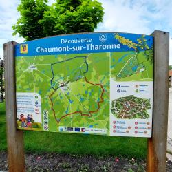 Chaumont sur Tharonne, panneau des circuits de randonnée