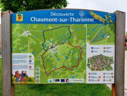 Chaumont sur Tharonne, panneau des circuits de randonnée