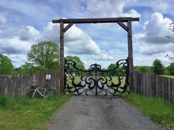 Salbris, prendre le passage piéton à gauche de ce portail